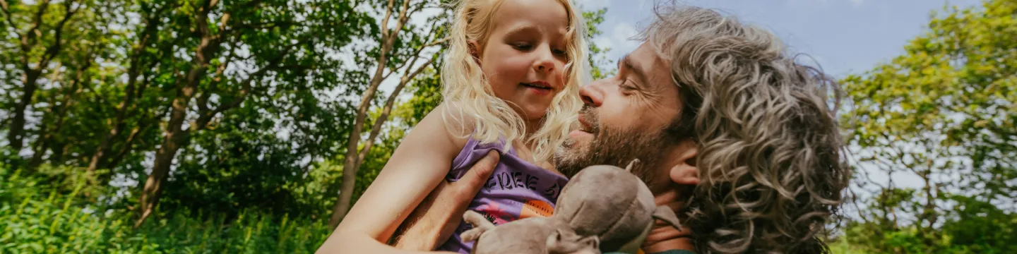 knuffelen ullie de uil papa dochter kamperen