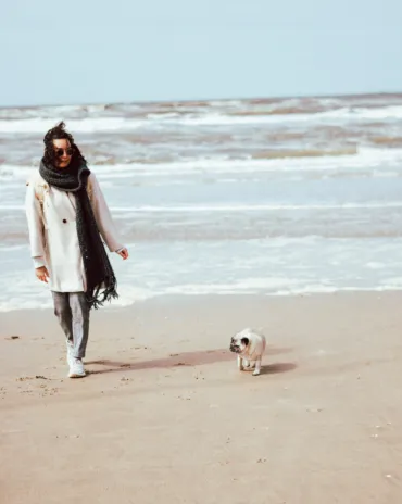 met de hond naar het strand