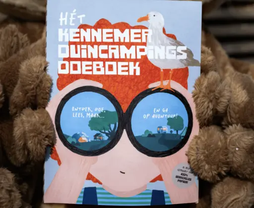 Ullie de Uil houdt het KDC doeboek vast